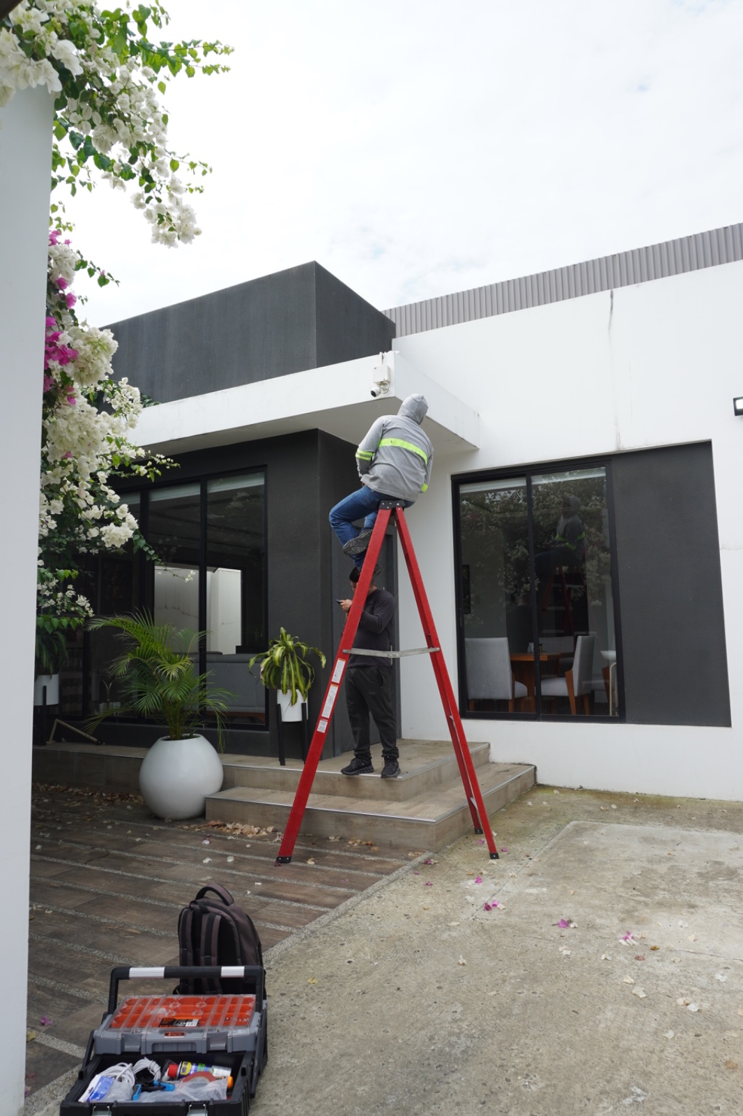 Instalación de cámara exterior en vivienda