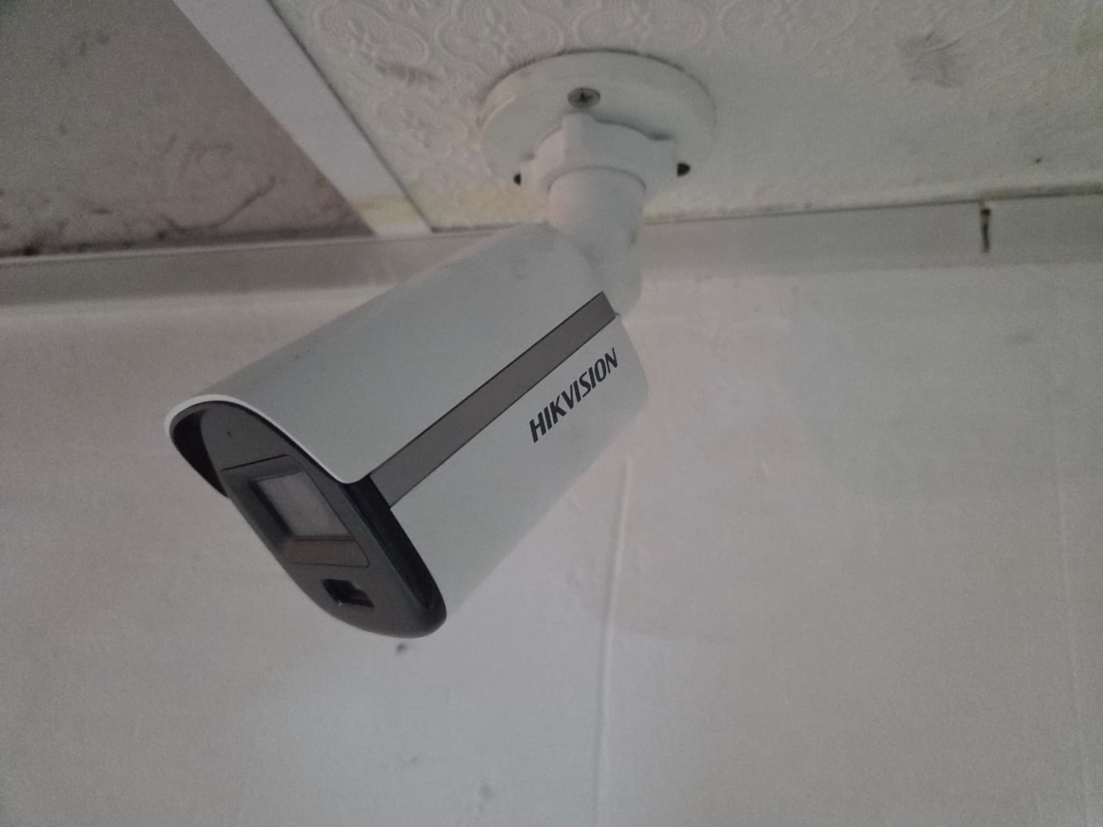 Cámara instalada en cielo raso