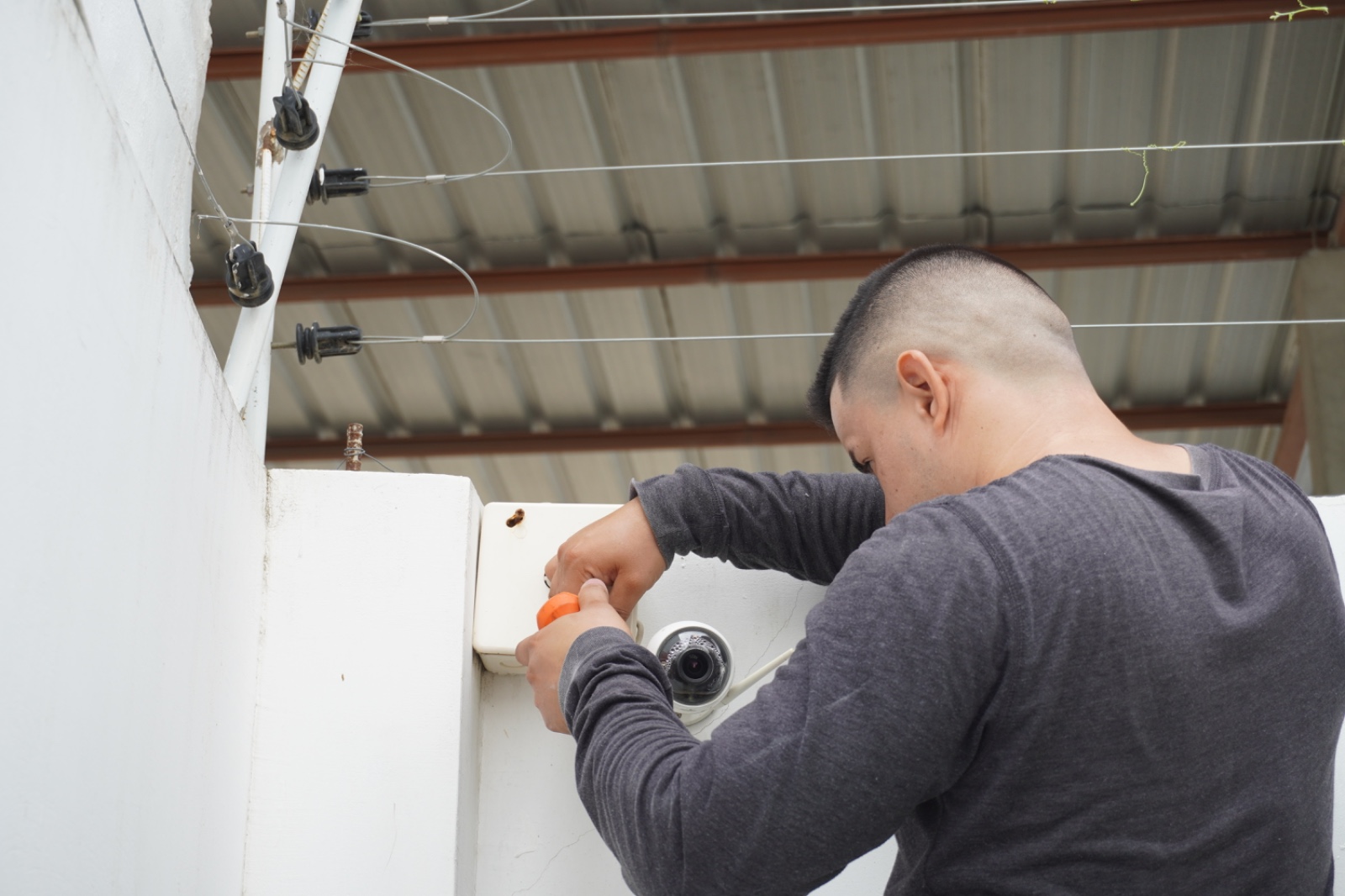 Instalación de cerco eléctrico y cámara