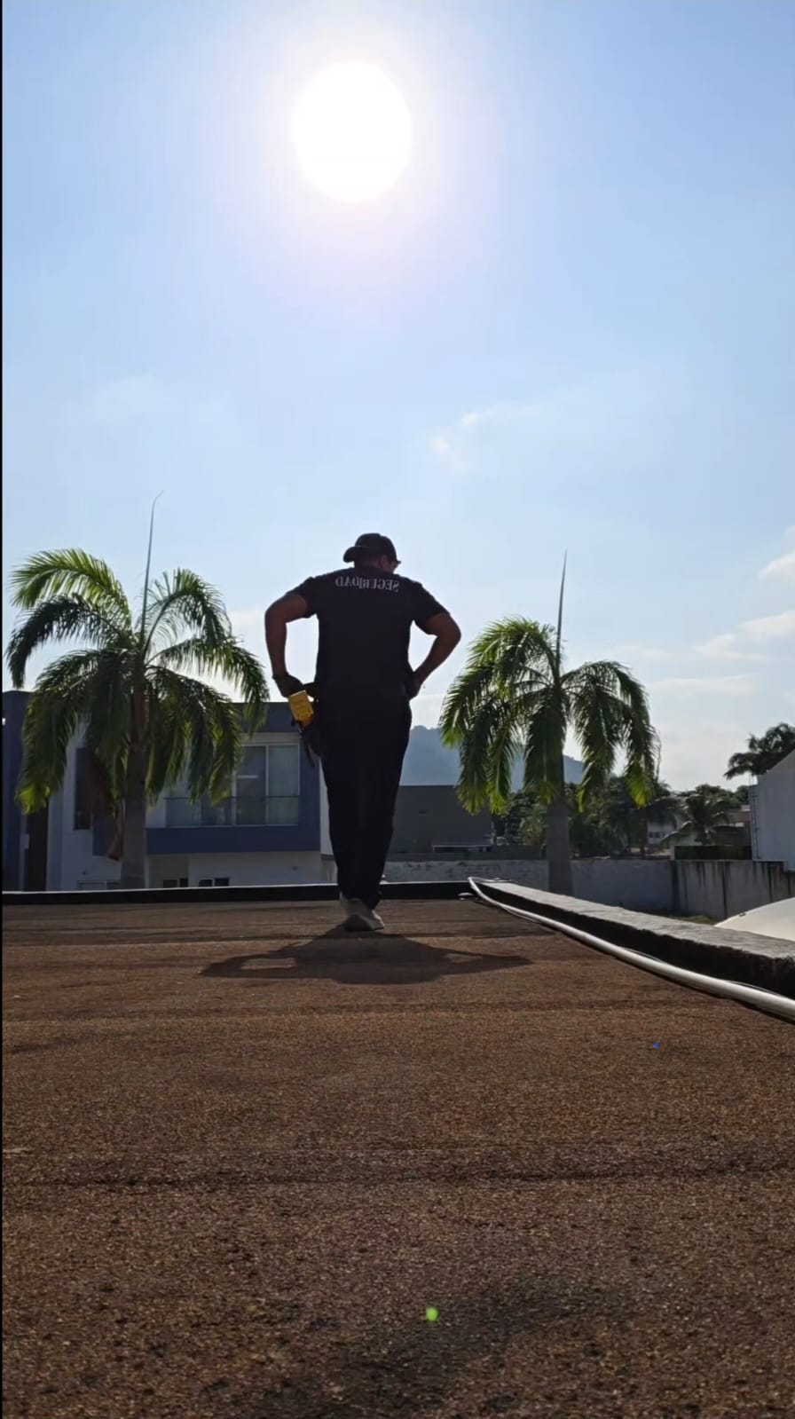 Técnico revisando instalación en azotea